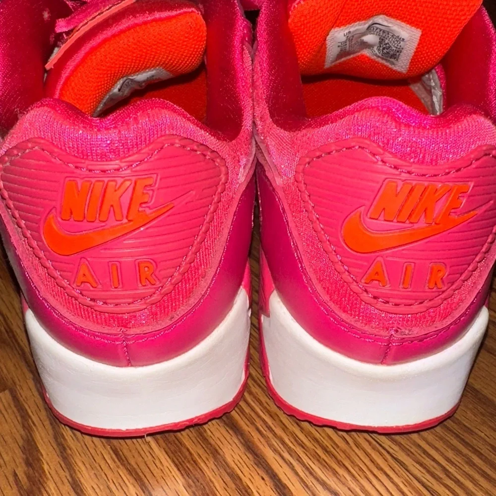Nike vibrant fuchsia